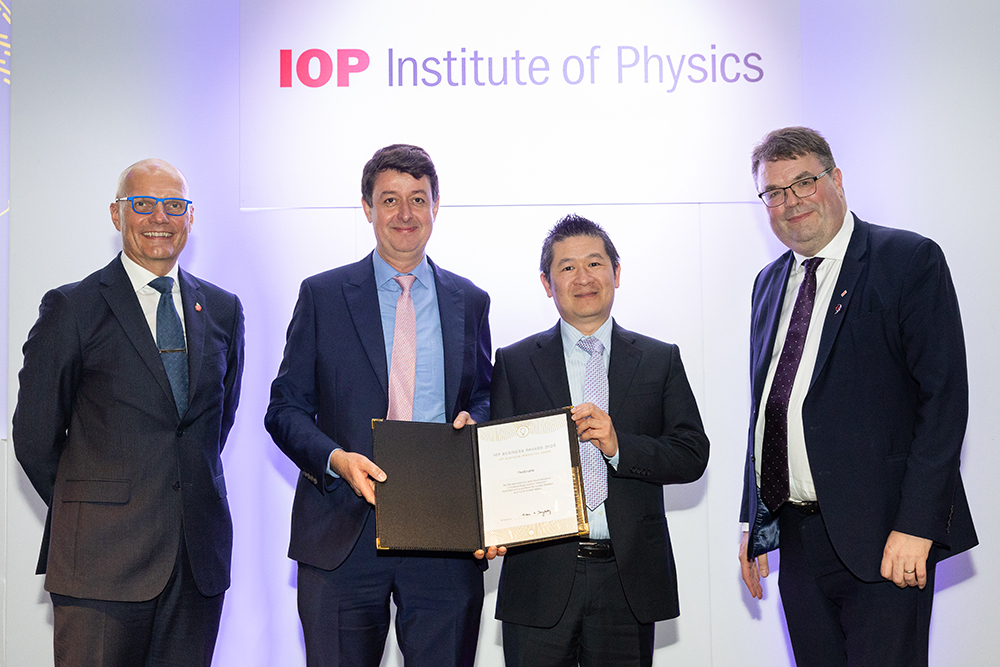 A photo picturing Dr. Paul Cain and Dr. Patrick Too who receive the IOP Business Innovation Award on behalf of FlexEnable.