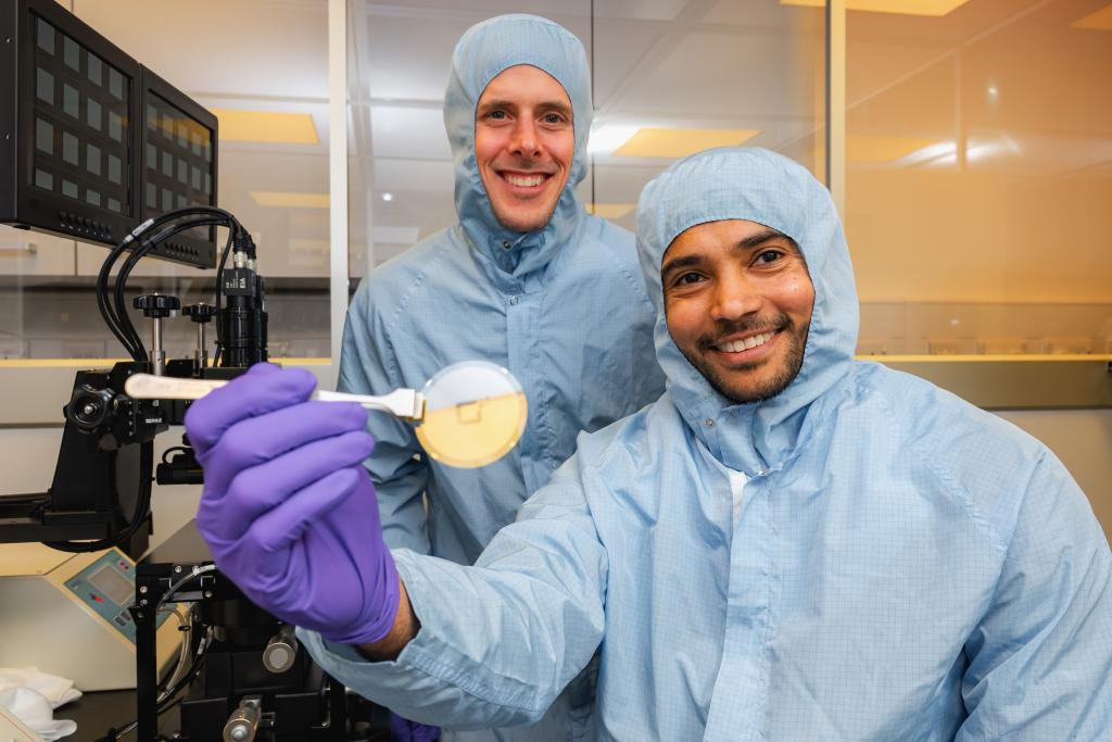 Semarion co-founders, Jeroen Verheyen (CEO) and Tarun Vemulkar (CTO) with a SemaCyte® wafer
