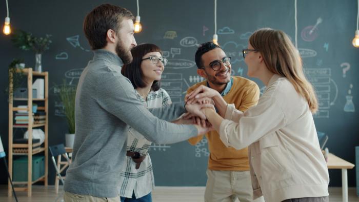Group of people agreeing (source: Pexels)