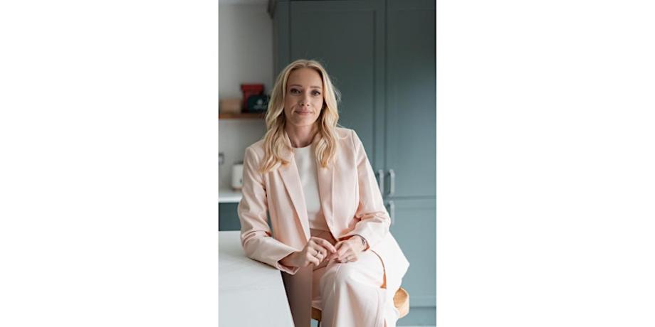 Photo a women in a pale suit sitting on a chair