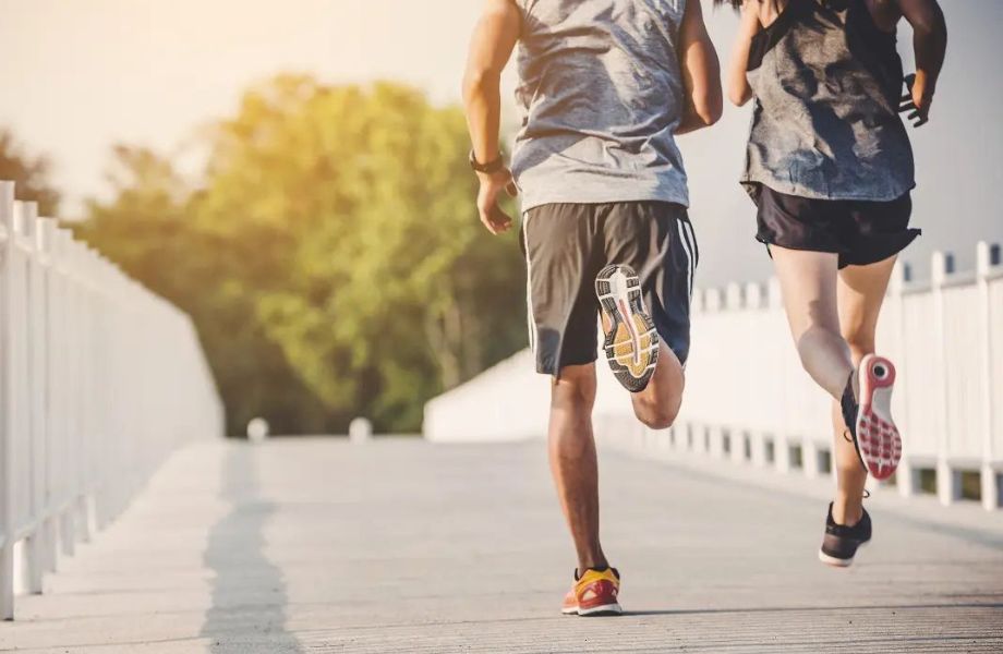 2 people running