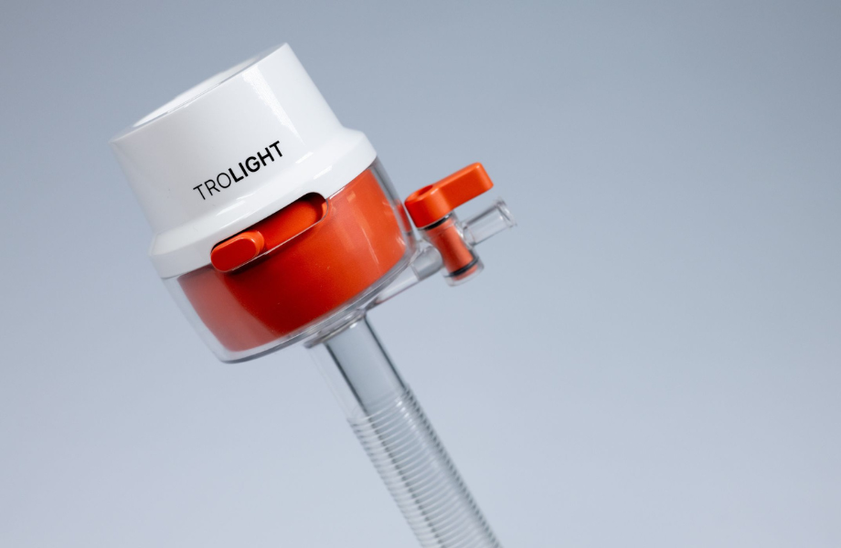 a low-cost, consumable device concept which enables simple and effective cleaning of laparoscopes