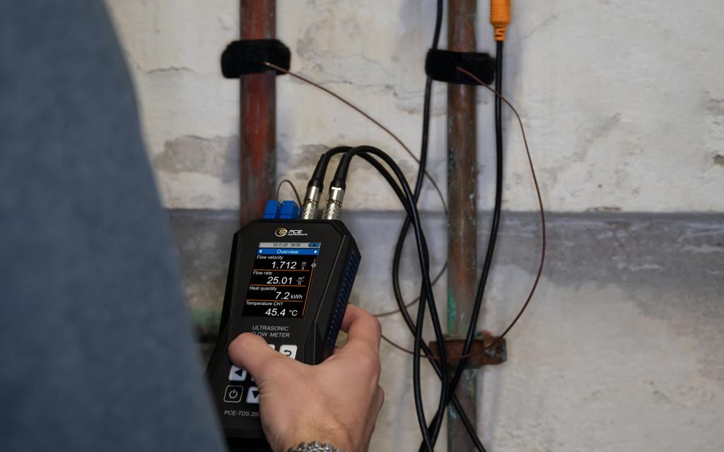 PCE-TDS 200+ ultrasonic flow meter in use