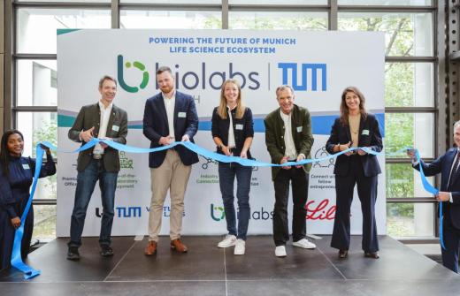 Opening of BioLabs | TUM. From left to right: Dr. Johannes Fruehauf, CEO BioLabs, Dr. Max Pöhlmann, Site Director, BioLabs TUM, Dr. Floris Engelhardt, CEO/CSO & Co-Founder Kano Therapeutics, Dr. Philipp Gerbert, CEO TUM Venture Labs, Johanna Michielin, Regional Director, BioLabs Europe
