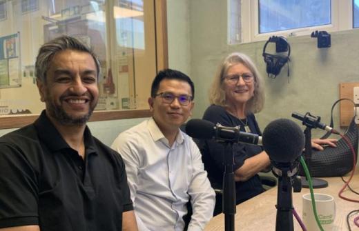L-R Consultant Colorectal Surgeon Michael Powar with Siong-Seng Liau, a Consultant Hepatobiliary and Pancreatic Surgeon and Chair of the Robotic Steering Group at Addenbrooke’s with patient Stephanie Hemming