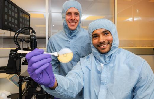 Semarion co-founders, Jeroen Verheyen (CEO) and Tarun Vemulkar (CTO) with a SemaCyte® wafer