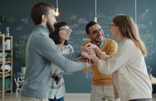 Group of people agreeing (source: Pexels)