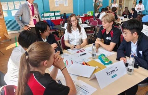 a group of school children brainstorming 