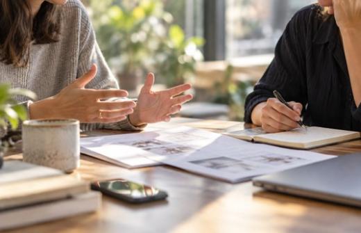 2 woman having a meeting 