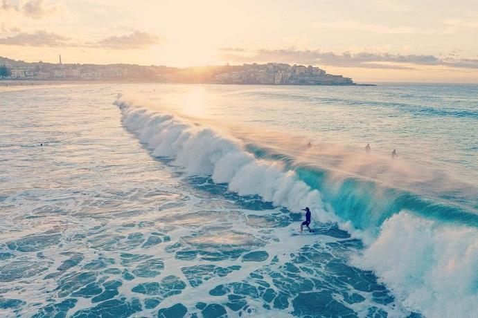 Photo of waves with the sun in the background