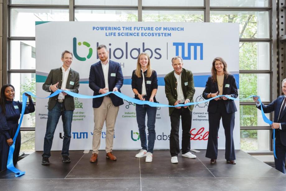 Opening of BioLabs | TUM. From left to right: Dr. Johannes Fruehauf, CEO BioLabs, Dr. Max Pöhlmann, Site Director, BioLabs TUM, Dr. Floris Engelhardt, CEO/CSO & Co-Founder Kano Therapeutics, Dr. Philipp Gerbert, CEO TUM Venture Labs, Johanna Michielin, Regional Director, BioLabs Europe