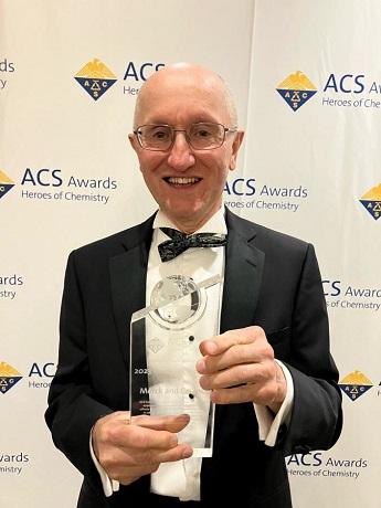 Astex Chief Scientific Officer (CSO), David Rees PhD, FMedSci, FRSC collecting his American Chemical Society (ACS) Heroes of Chemistry 2023 award