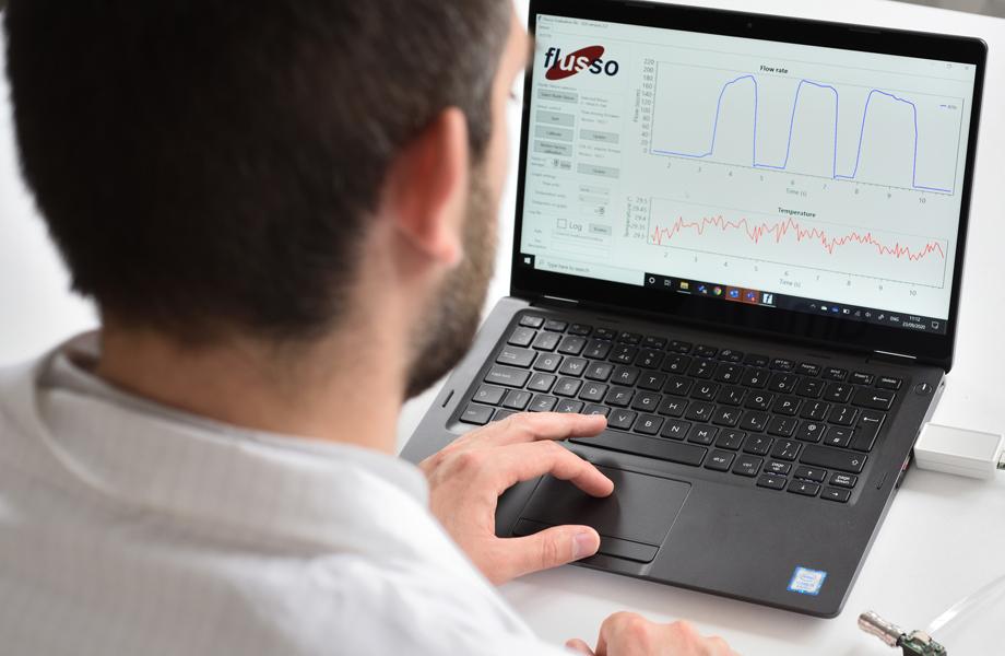 User viewing flow and temperature traces on his laptop screen.