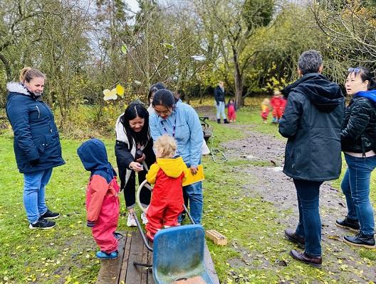 Hubei visitors experience UK childcare settings while learning English
