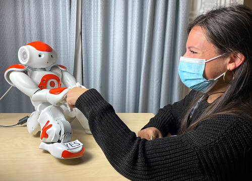Robot Nao and researcher Micol Spitale 