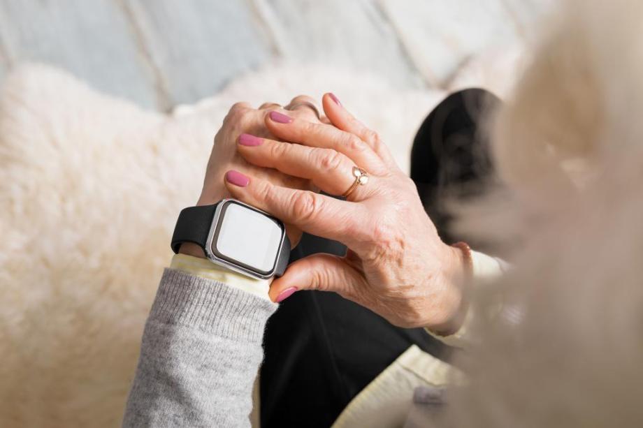 Wearable smart watch Agetech 