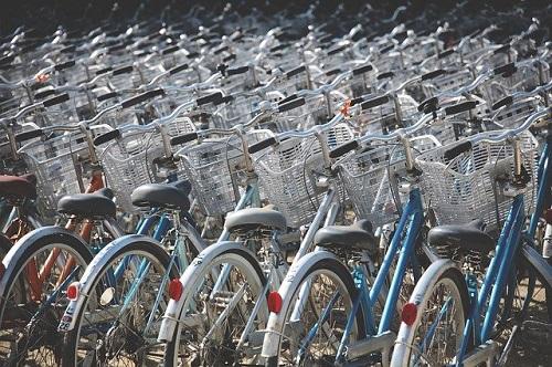a row of bicyles  in a rack_Image by Free-Photos from Pixabay