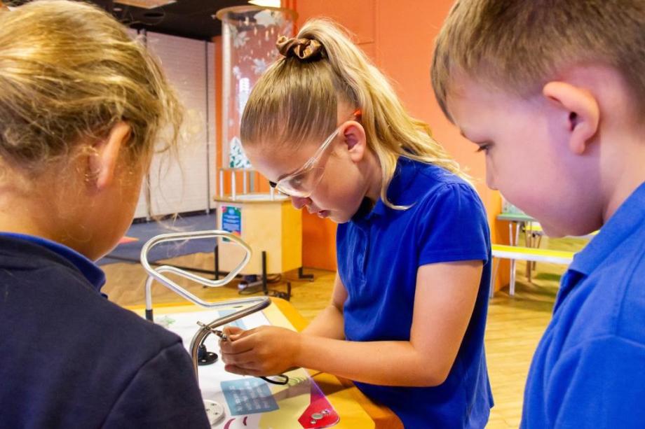 school children learning science 
