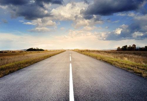 Open road leading to the horizon_ Image by Larisa Koshkina from Pixabay