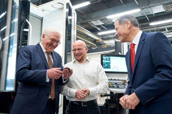 Federal President Frank-Walter Steinmeier visiting the ZEISS mechanics production area in Jena: President Steinmeier, Ronny Schäfer, Head of Mechanics Production at ZEISS in Jena, Dr. Karl Lamprecht, CEO of the ZEISS Group (left to right)