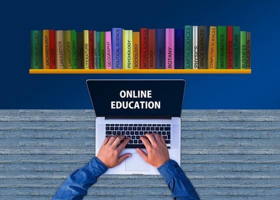 online education _ laptop and subject books_Image by Gerd Altmann from Pixabay